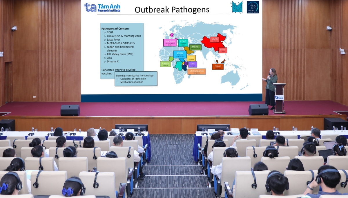 GS.TS Teresa Lambre chia sẻ nội dung về nghiên cứu vắc xin trong bối cảnh bùng phát dịch bệnh. Ảnh: Viện Nghiên cứu Tâm Anh.