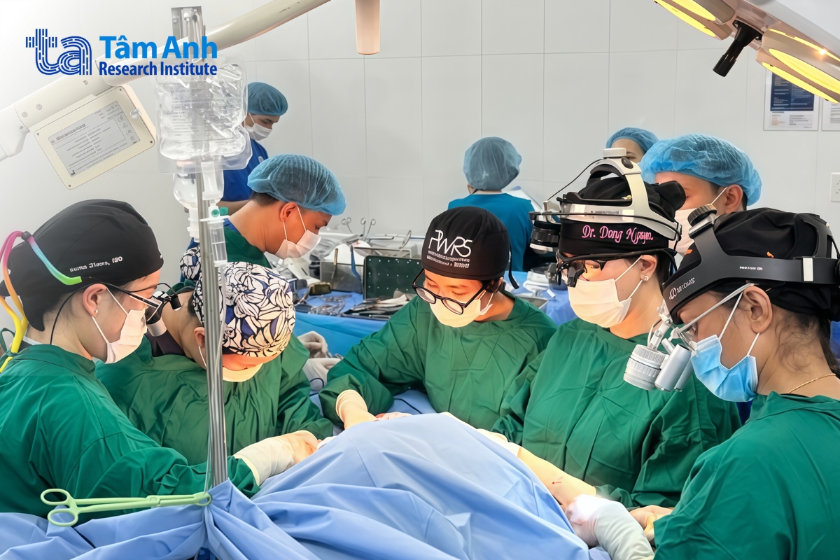 GS.BS Dung Nguyễn (thứ hai từ phải qua) và êkip đang phẫu thuật