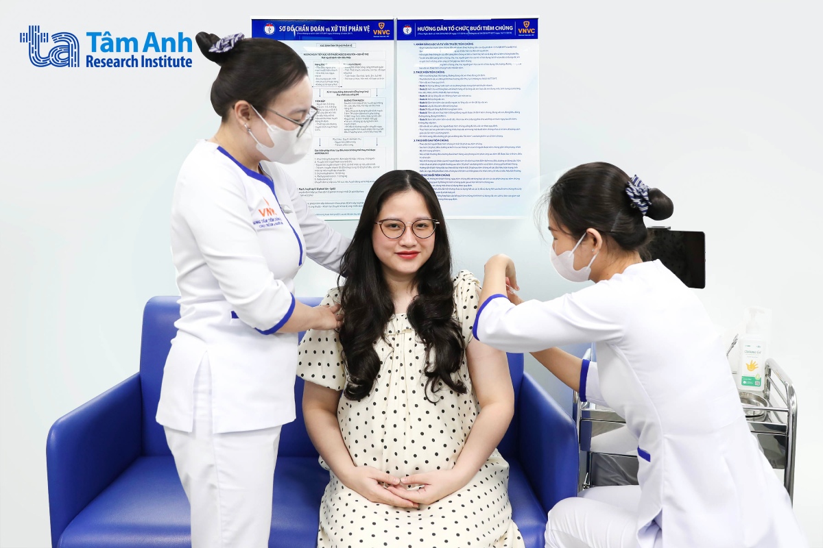 Phụ nữ mang thai tiêm vắc xin Abrysvo (Pfizer) phòng RSV tại Hệ thống Tiêm chủng VNVC.