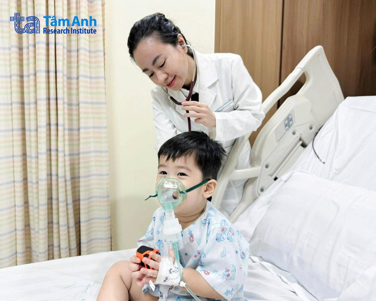 RSV và Phế cầu khuẩn là hai tác nhân gây bệnh hô hấp nguy hiểm ở trẻ nhỏ, có thể tiến triển nhanh và gây biến chứng nặng, đe dọa sức khỏe và tính mạng nếu không được phòng ngừa kịp thời.