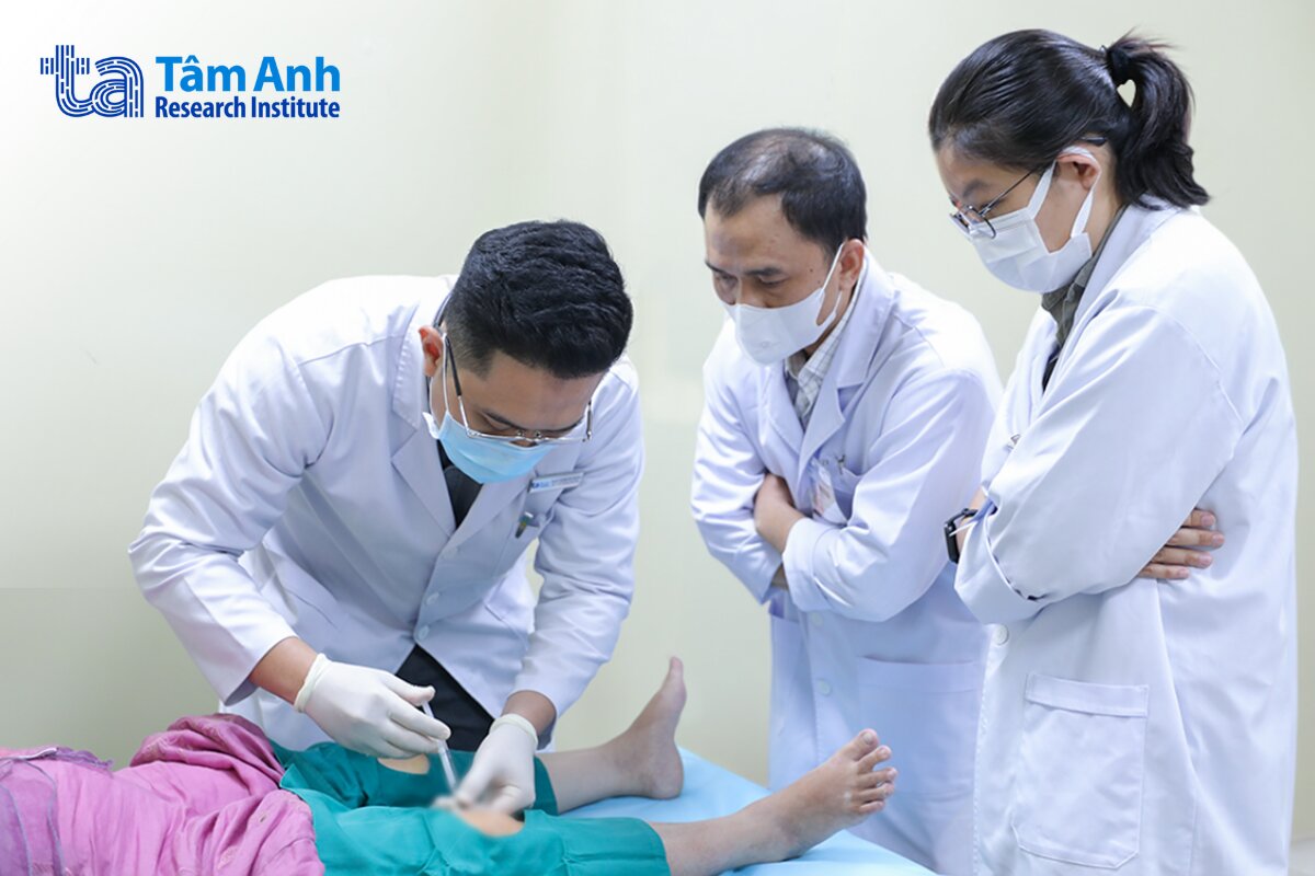 học viên được bác sĩ hướng dẫn