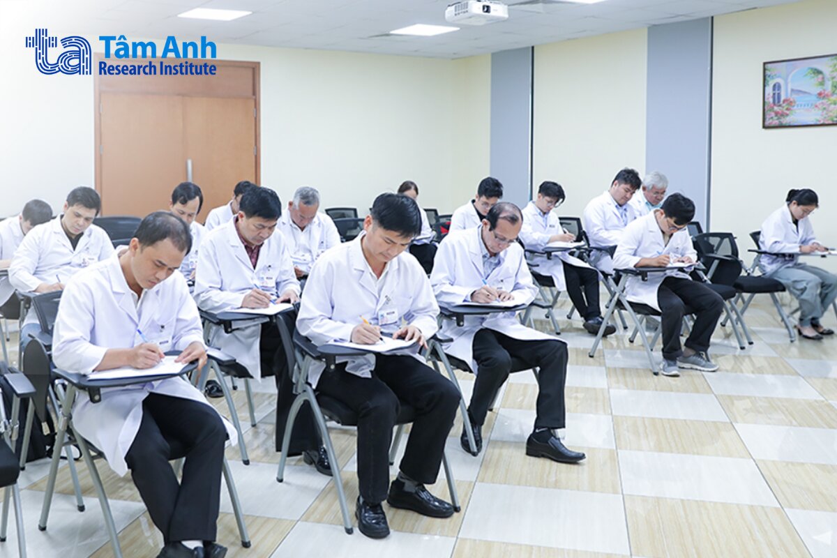 học viên làm bài kiểm tra sau khóa đào tạo