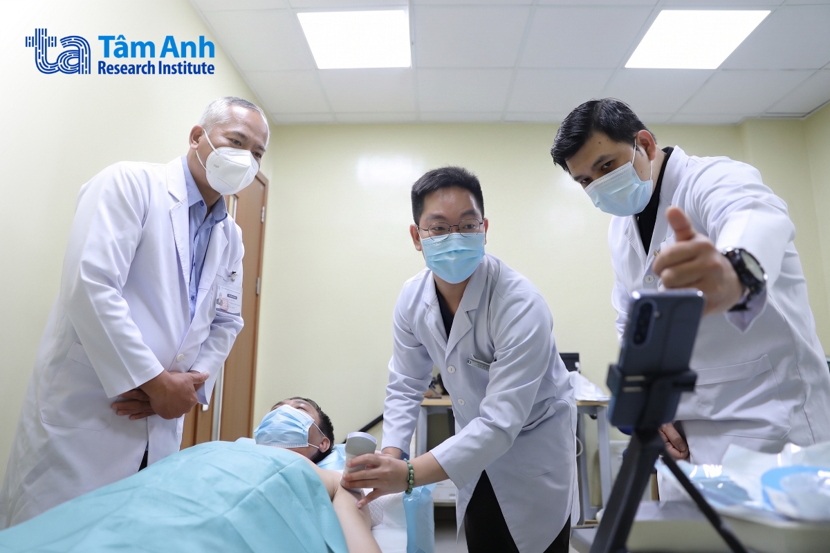 Học viên trực tiếp theo dõi quá trình bác sĩ Tuấn Anh tiêm khớp vai dưới sự hỗ trợ của máy siêu âm cầm tay Vscan (Mỹ) - có khả năng kết nối với điện thoại, cung cấp hình ảnh chất lượng cao ngay tại giường bệnh
