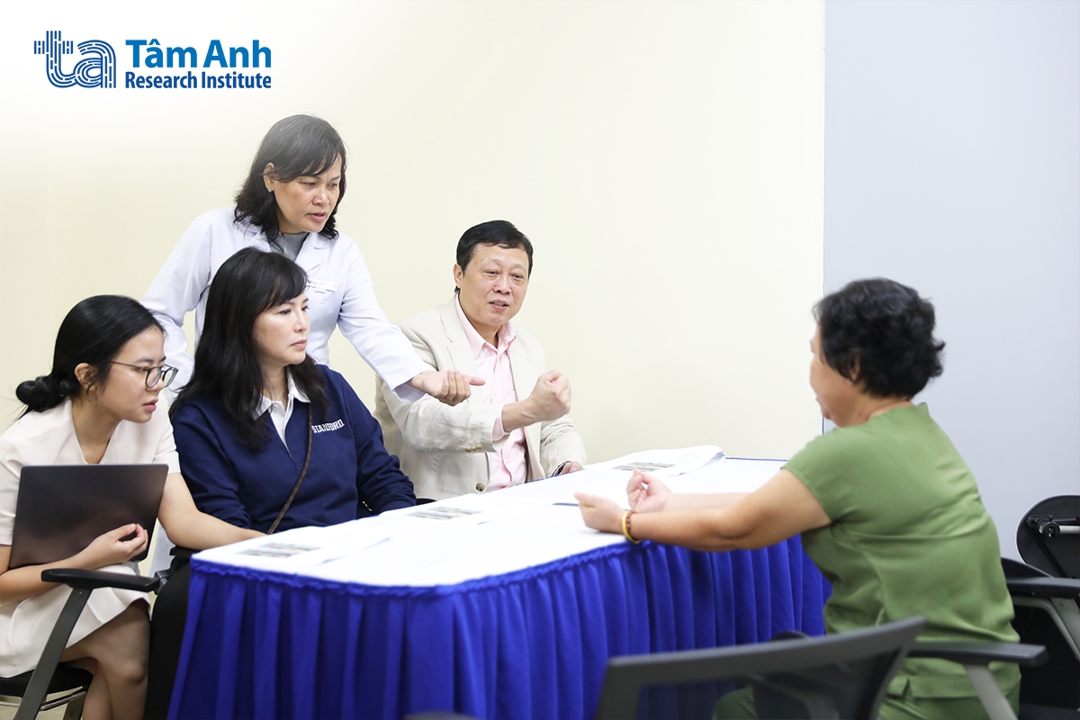 Các chuyên gia quốc tế và trong nước khám cho người bệnh ung thư vú điều trị ổn định, bị phù bạch huyết