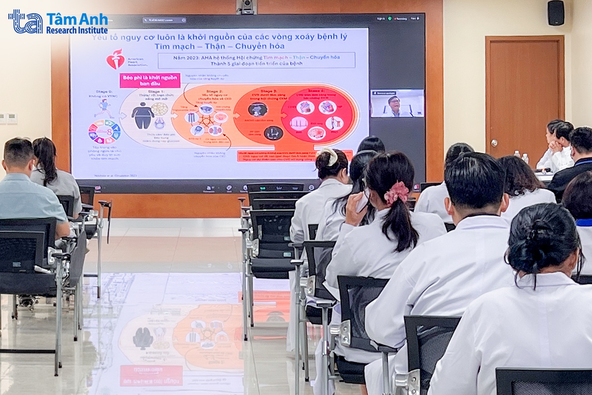 dr. le ba ngoc sharing insights during an online session on multifactorial risk management in obese patients
