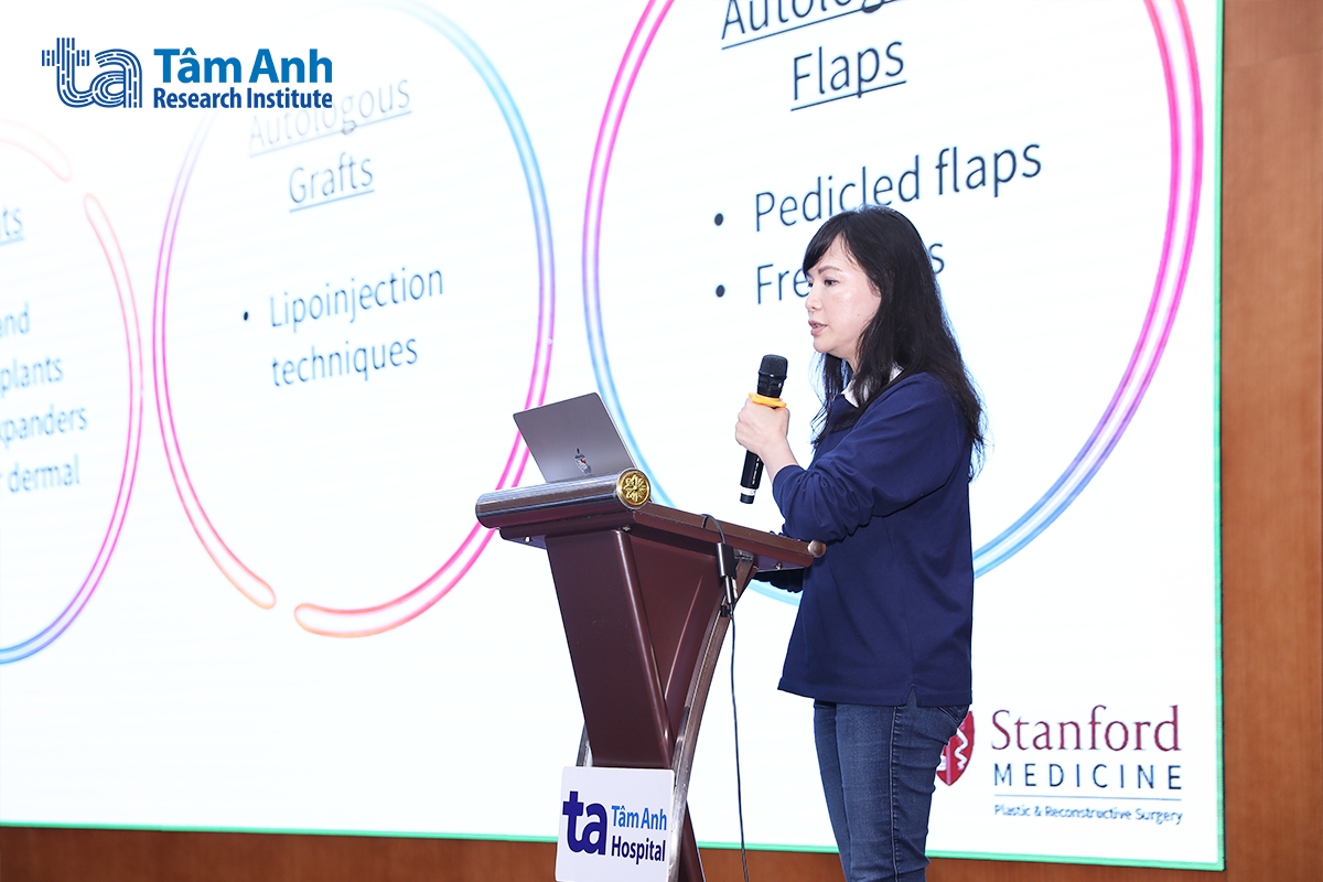 Giáo sư bác sĩ Dung Nguyễn báo cáo tại Hội thảo về “Phẫu thuật kết hợp tái tạo vú và điều trị phù bạch mạch”