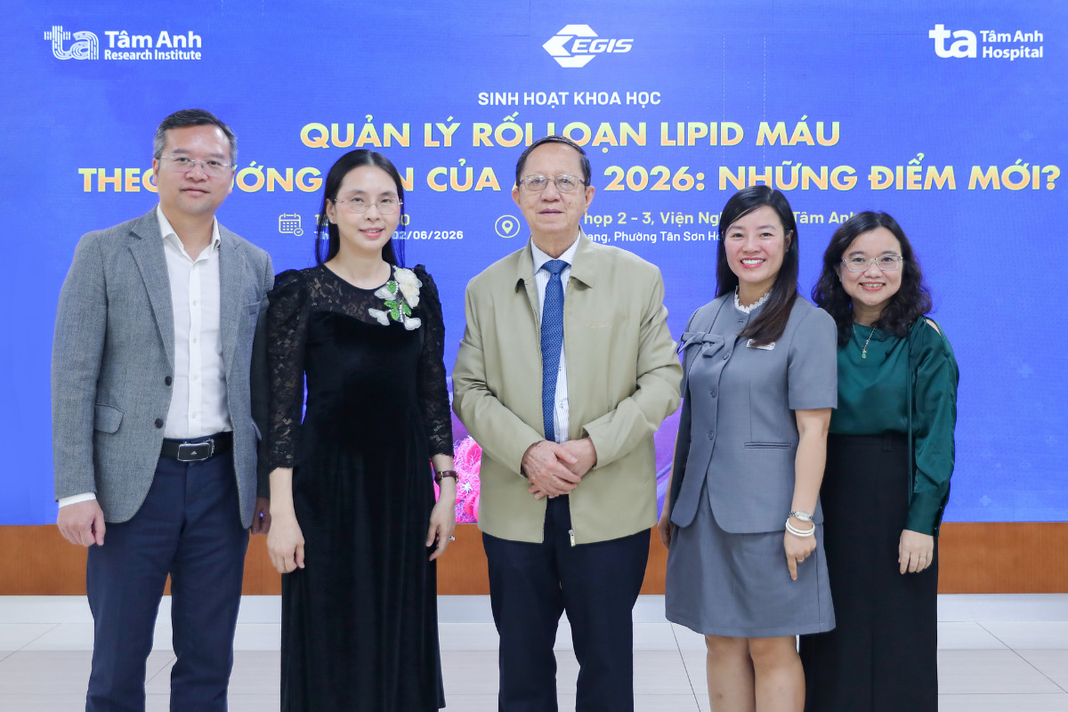 pgs ts bs phạm nguyễn vinh và các bác sĩ dược sĩ tại sinh hoạt khoa học quản lý rối loạn lipid máu