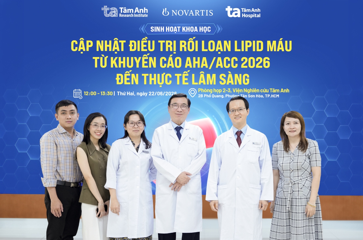 ttnd.gs.ts.bs võ thành nhân (giữa) cùng các bác sĩ và đại diện nhà tài trợ tại buổi hội thảo khoa học