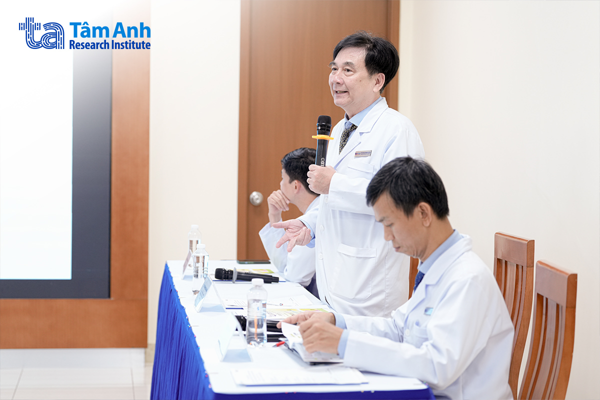 Bác sĩ thảo luận điều trị ung thư buồng trứng tiến xa