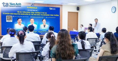 Con thấp hơn bạn bè, phụ huynh đừng chờ đến tuổi dậy thì mới khám