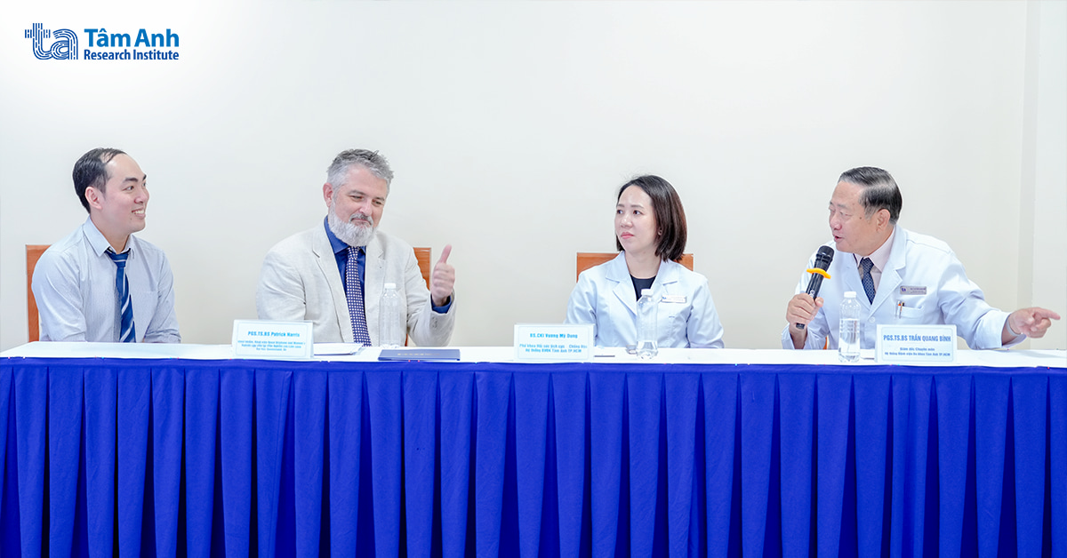Assoc. Prof. Tran Quang Binh, MD, PhD (far right), together with the speakers, discussing strategies to address the challenges posed by multidrug-resistant bacteria
