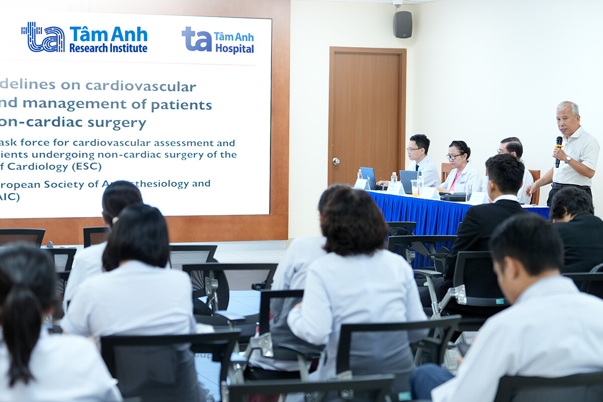 PGS.TS.BS Hồ Huỳnh Quang Trí, Phó Chủ tịch kiêm Tổng thư ký Hội Tim mạch TP.HCM báo cáo tại buổi sinh hoạt khoa học.