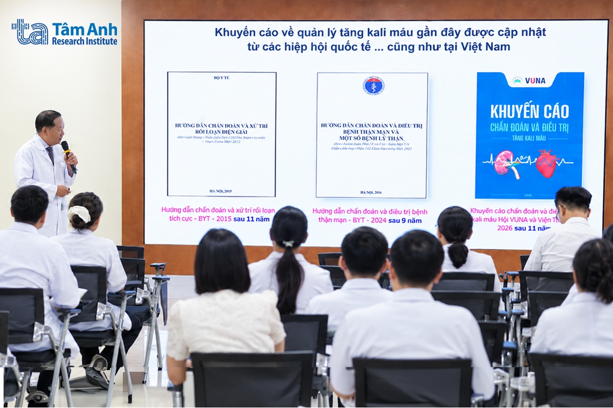 assoc prof tran quang binh presents updated hyperkalemia guidelines to clinicians