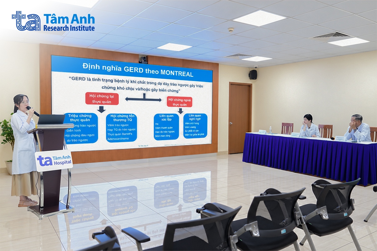 ThS.BS Nguyễn Thị Ngọc Bích đang trình bày thách thức thường gặp trong thực hành lâm sàng là tình trạng chồng lấp giữa GERD và khó tiêu chức năng