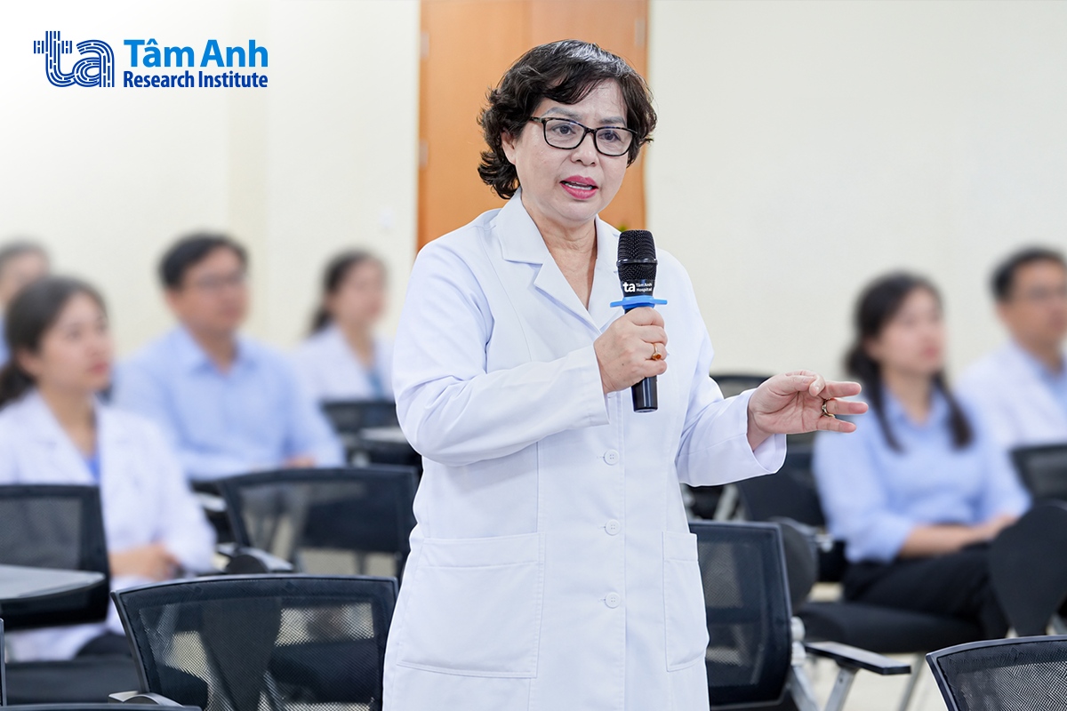 TTƯT.BS.CKII Tạ Phương Dung, Phó Giám đốc Trung tâm Tiết niệu – Thận học – Nam khoa, Trưởng khoa Nội thận – Lọc máu, Bệnh viện Đa khoa Tâm Anh TP.HCM, trao đổi cùng các bác cáo viên tại buổi sinh hoạt khoa học