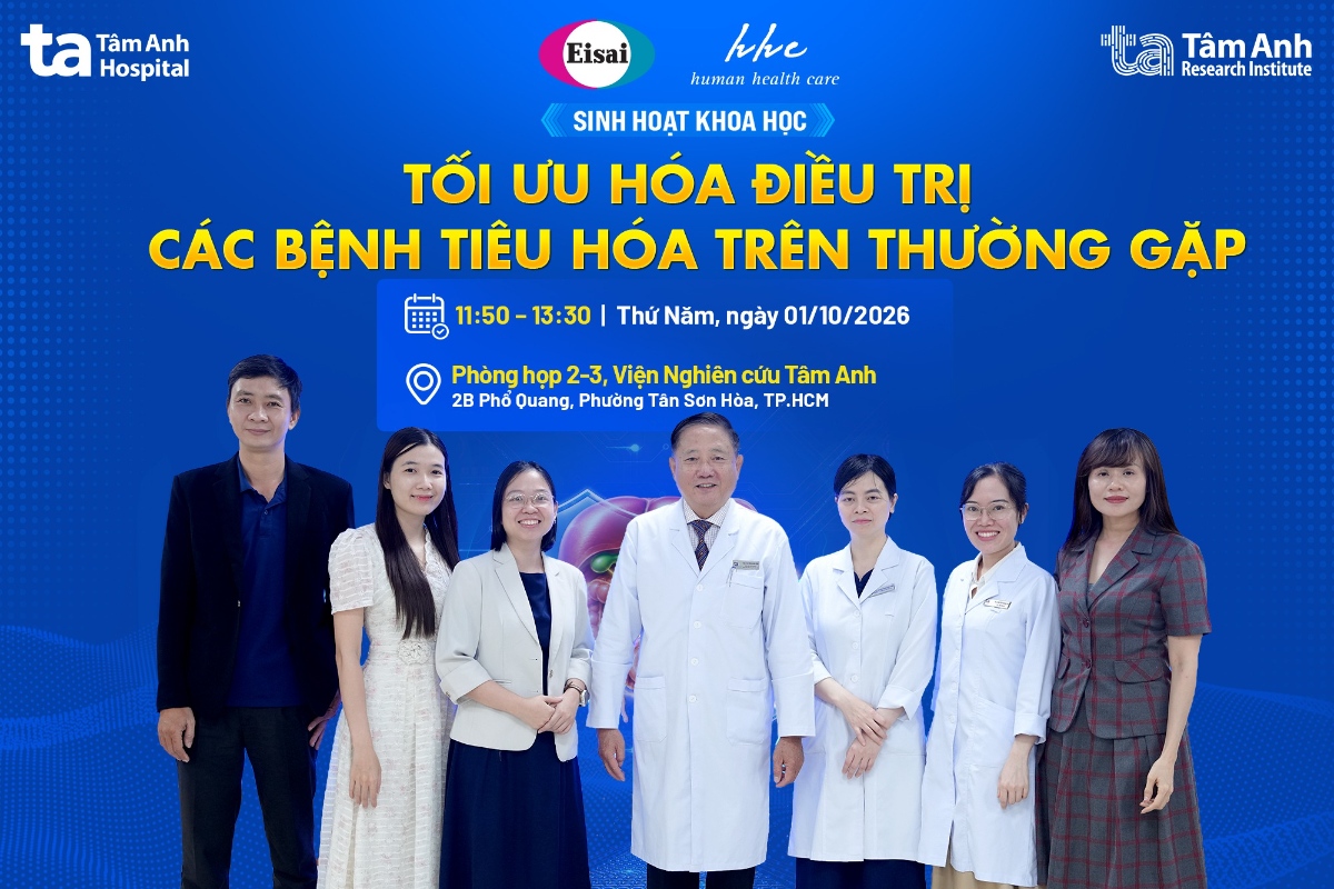 TTƯT.PGS.TS.BS Trần Quang Bính (giữa), đại diện nhà tài trợ và báo cáo viên tại buổi hội thảo khoa học ngày 1/10